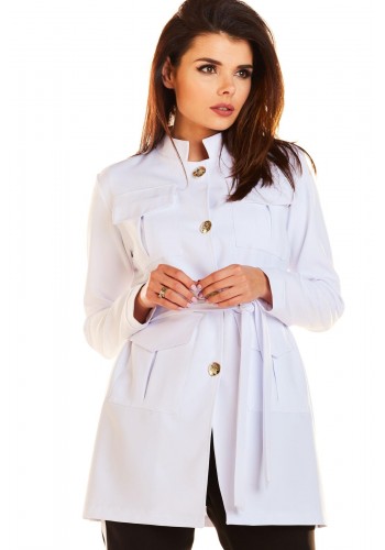 Módní dámský plášť bílé barvy ve vojenském stylu