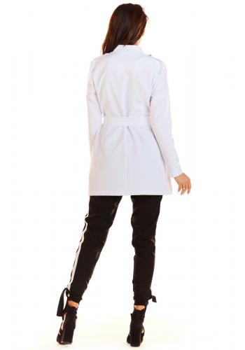 Módní dámský plášť bílé barvy ve vojenském stylu