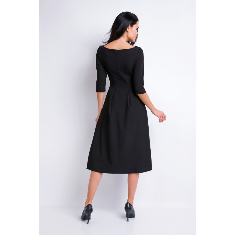 Černé šaty s rozšířenou sukní pro dámy