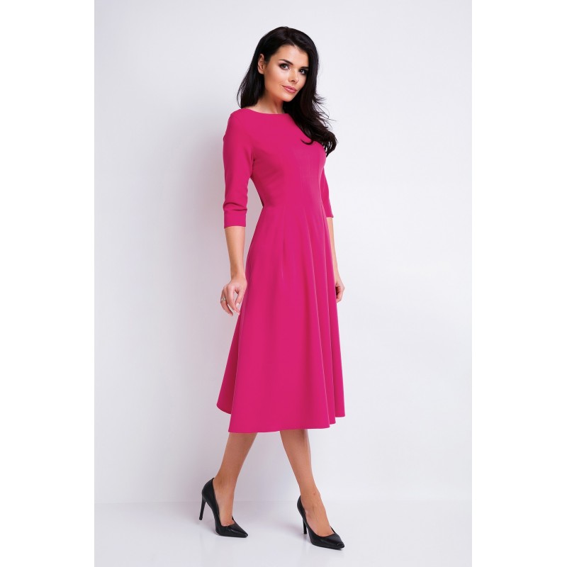 Krásné dámské šaty růžové barvy s rozšířenou sukní
