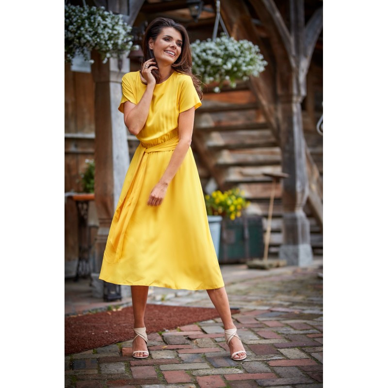 Elegantní dámské šaty žluté barvy na léto