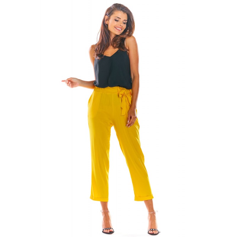 Dámské letní kalhoty s volným střihem ve žluté barvě