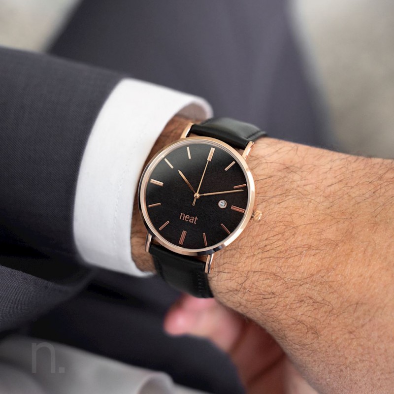 Černé stylové hodinky s koženým řemínkem pro pány
