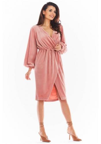Velurové dámské šaty růžové barvy s obálkovým výstřihem