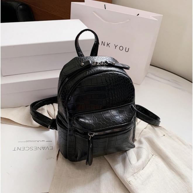 Dámský elegantní batoh z ekokůže v černé barvě