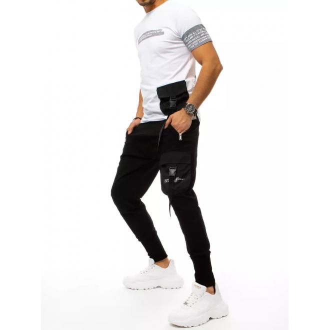 Komplet pánského trička a kalhot bílo-černé barvy s potiskem