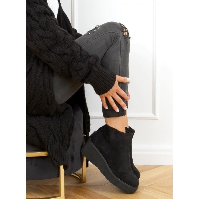 Dámské semišové boty s klínovým podpatkem v černé barvě