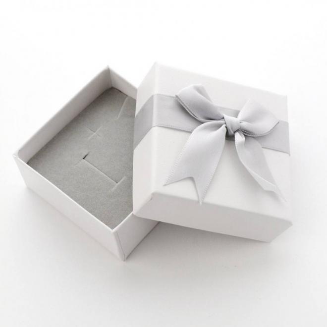 Bílá dárková krabička na šperky s šedou máslí