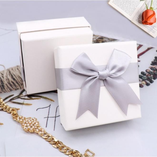 Bílá dárková krabička na šperky s šedou máslí