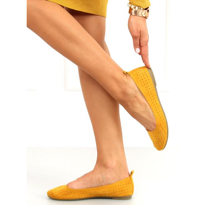 Semišové dámské balerínky žluté barvy s ažurovým vzorem