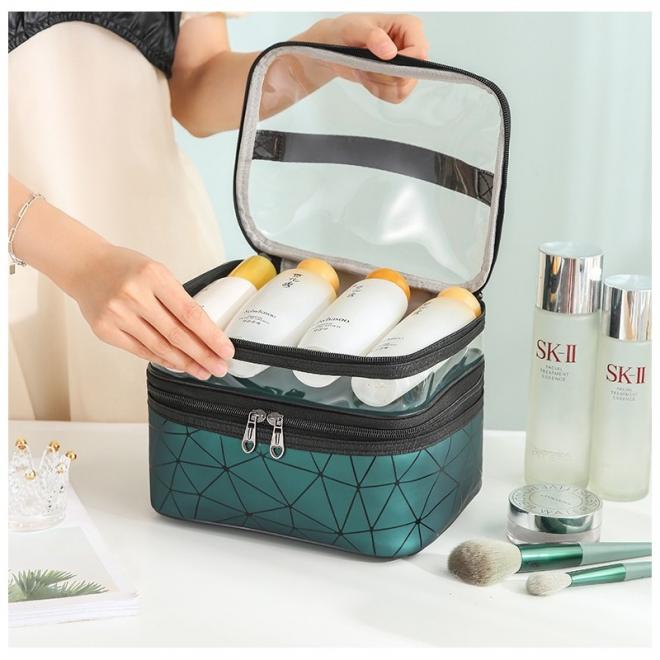 Cestovní kosmetická taška v zelené barvě se vzorem