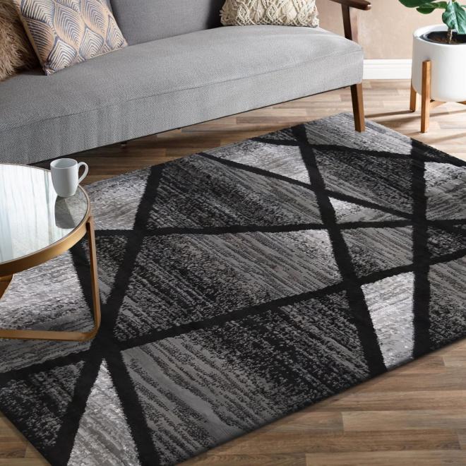 Šedo-černý koberec se vzorem