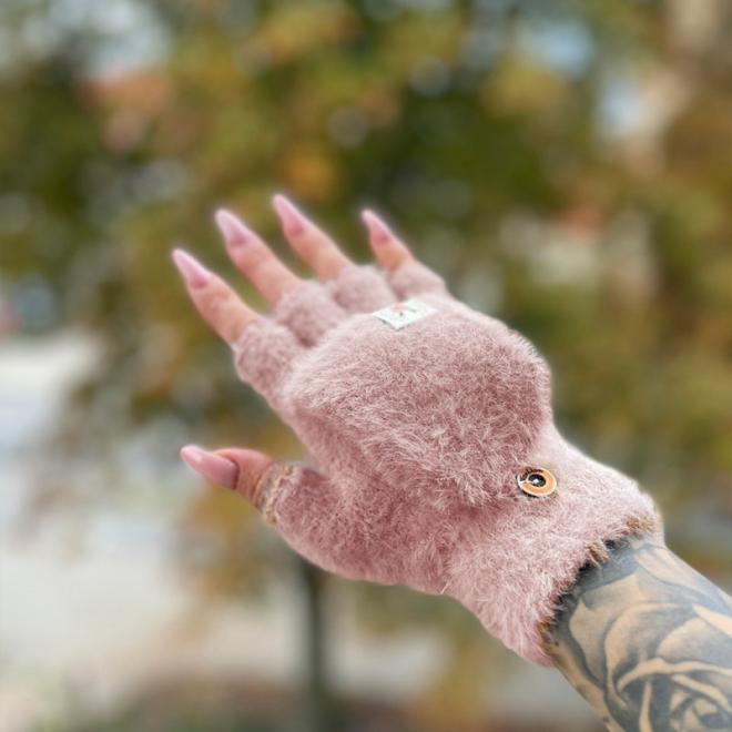 Růžové chlupaté rukavice bez prstů