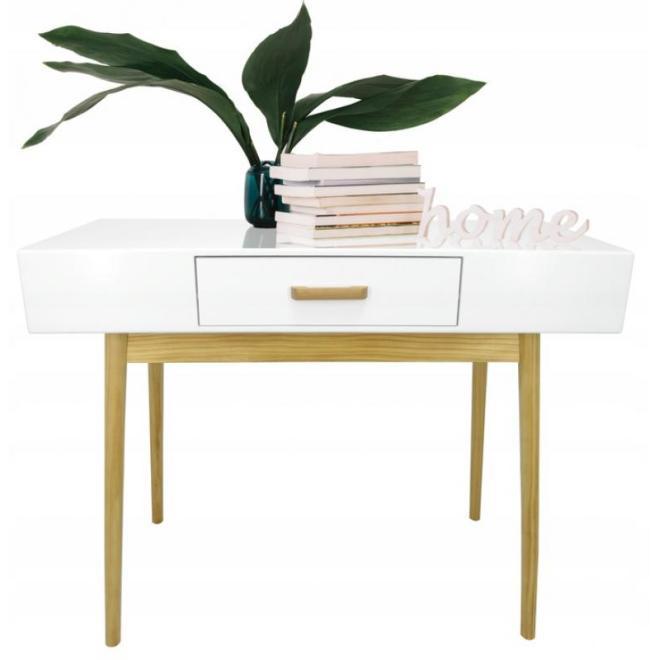 Bílý dřevěný stolek ve skandinávském stylu