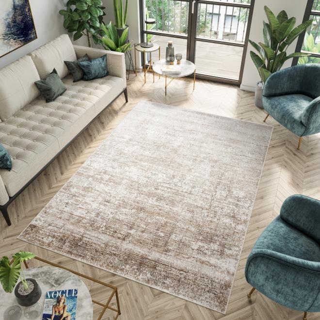 Béžový koberec s jemným vzorom