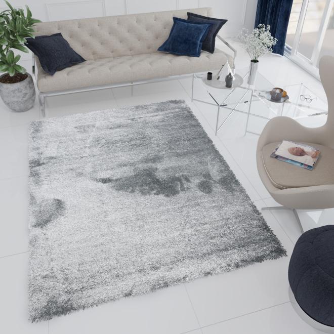 Světle šedý shaggy koberec