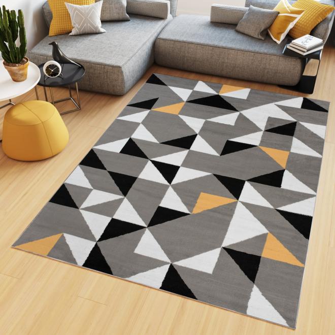 Šedý koberec s trojúhelníkovým vzorem