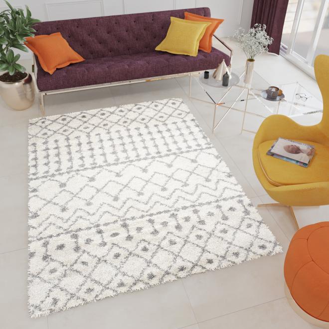 Chlupatý krémový koberec se vzory