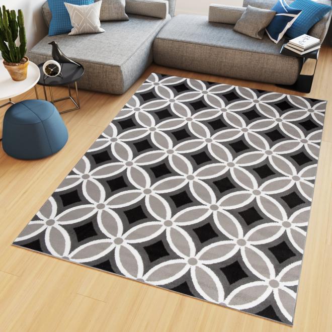 Tmavě šedý koberec s květinovým vzorem