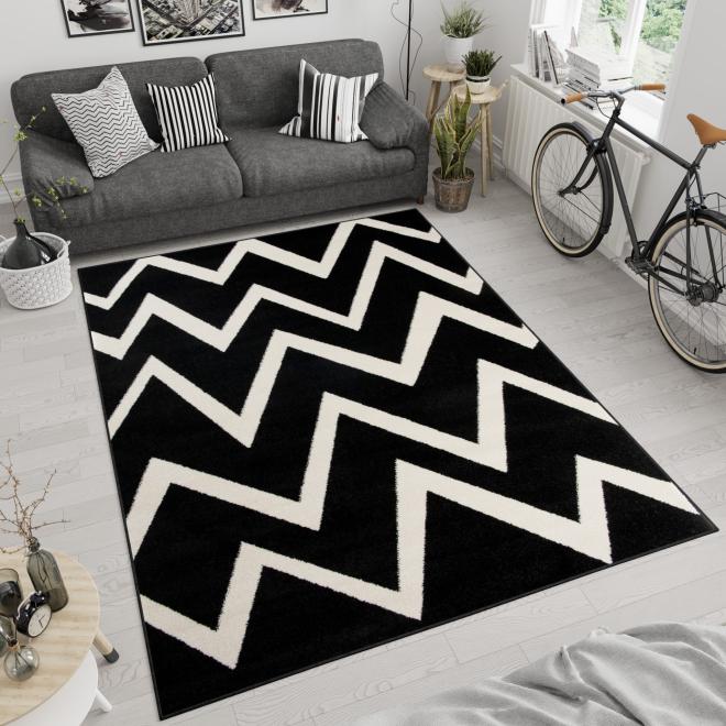 Černý koberec s bílým vzorem