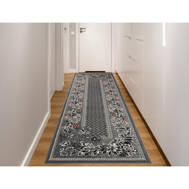 Šedý koberec s květovaným vzorem