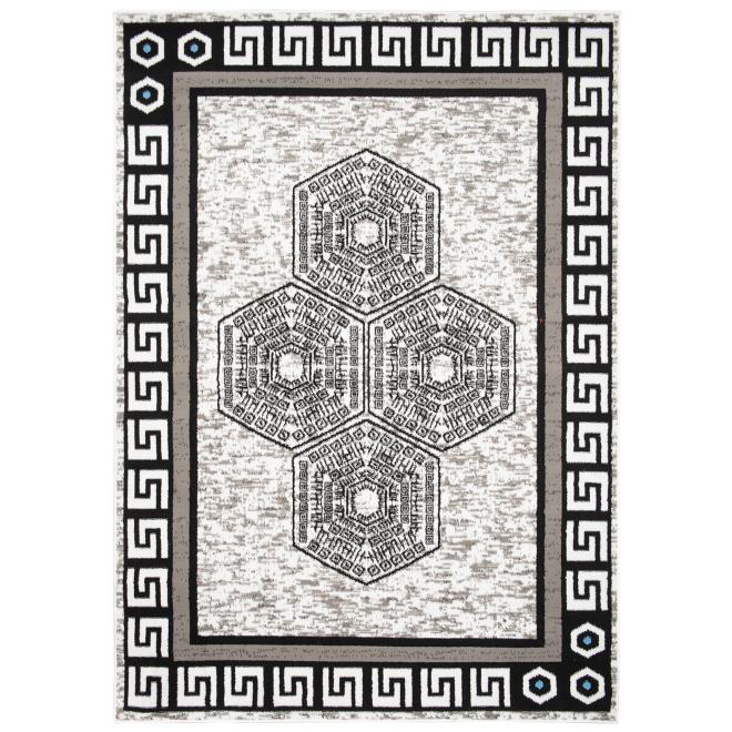 Bílý koberec s černým vzorem