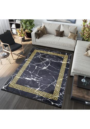 Černý koberec se zlatým vzorem
