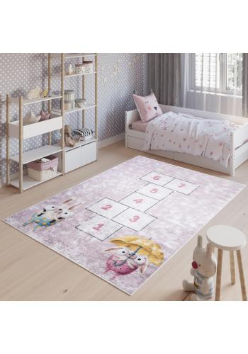 Růžový koberec s dětskou skákací hrou
