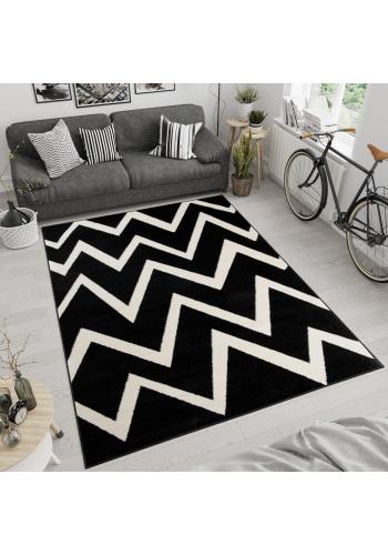 Černý koberec s bílým vzorem