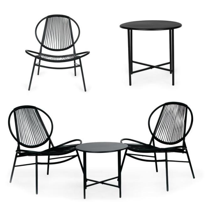 Set ratanového zahradního nábytku, kovových židlí a černého stolu