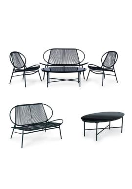 Set zahradního nábytku z ratanu, kovových židlí, lavice a černého stolu