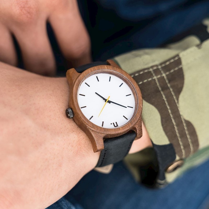 Pánské dřevěné hodinky s koženým páskem v béžovo-bílé barvě