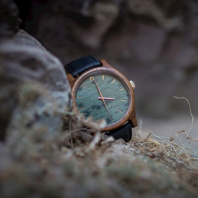 Pánské dřevěné hodinky s koženým páskem v černo-šedé barvě
