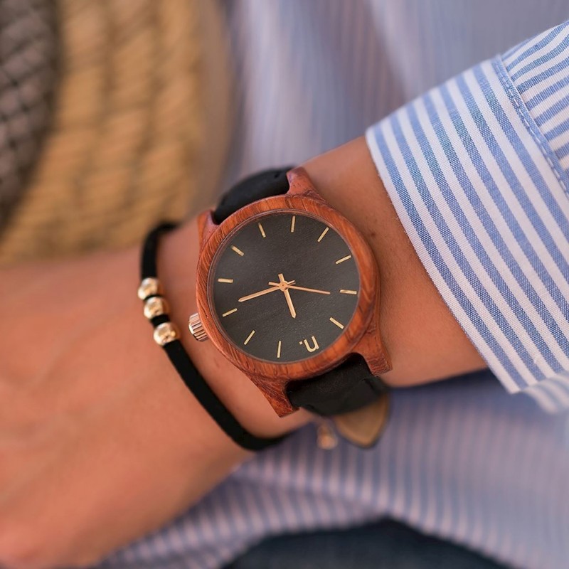 Dřevěné dámské hodinky černé barvy s koženým páskem