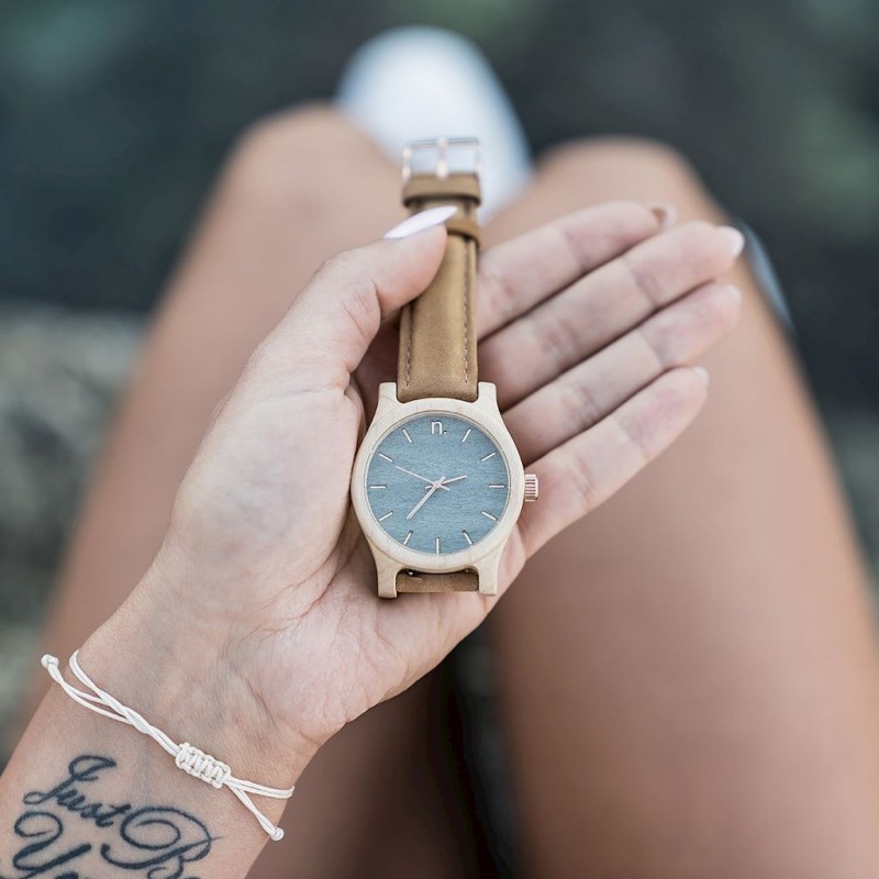 Dřevěné dámské hodinky béžovo-bordové barvy s koženým řemínkem