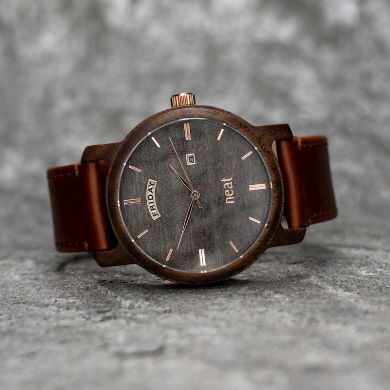 Dřevěné pánské hodinky hnědo-černé barvy s koženým řemínkem